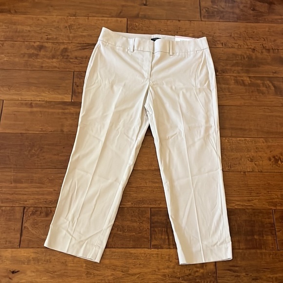 Ann Taylor Cream Stretched Crop Length - Picture 2 of 12